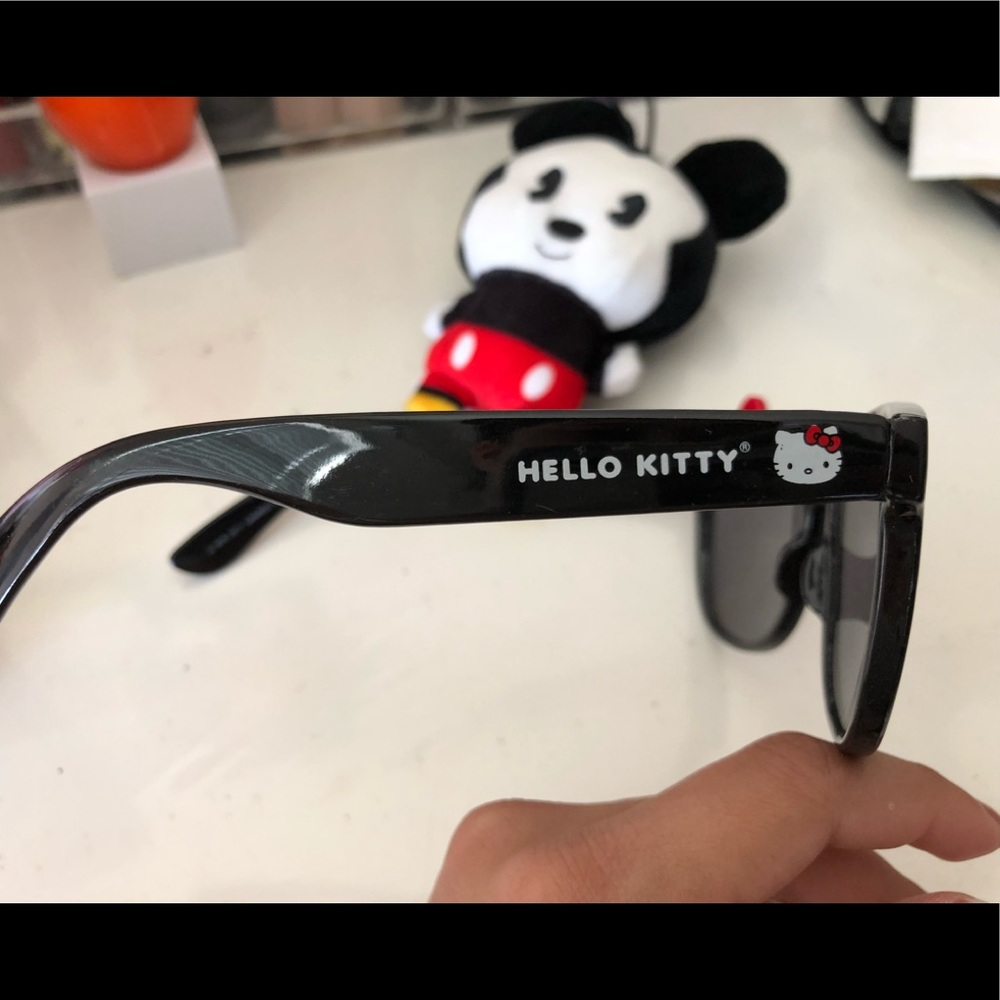 Hello Kitty Shades - Picture 3 of 3
